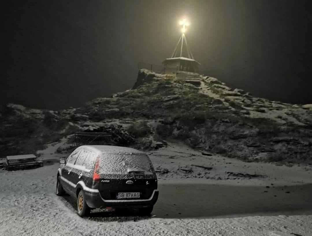 Pe Transfăgărăşan s-a aşternut un strat de zăpadă – Prima ninsoare din această toamnă