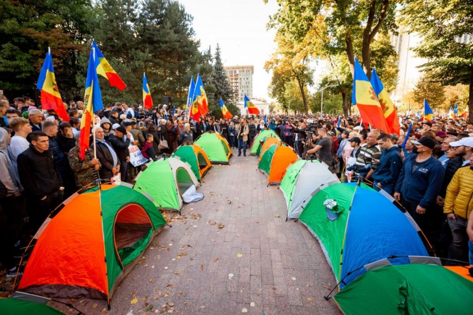 Evenimente publice amânate din cauza protestului – Peste 100 de corturi au fost instalate în fața Parlamentului