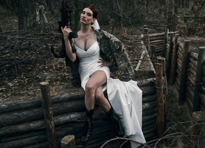 IMAGINI VIRALE: Lunetista cunoscută drept Ioana d’Arc a Ucrainei s-a căsătorit în pădure, cu arma în mână