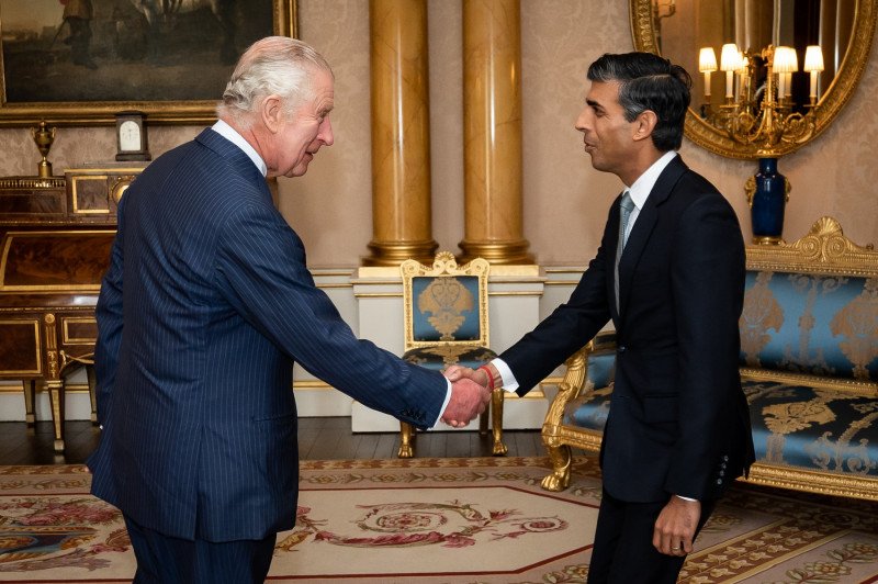 Rishi Sunak primit de Regele Charles devine, oficial, premier, iar Liz Truss a susținut ultimul său discurs în în fața reședinței oficiale de la Downing Street 10.