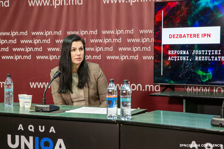 Expert: Justiția din Moldova rămâne un domeniu politizat în care se fac aranjamente murdare