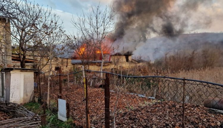 Incendiu la un atelier auto din capitală: La fața locului au fost trimise 6 echipaje de salvatori și pompieri