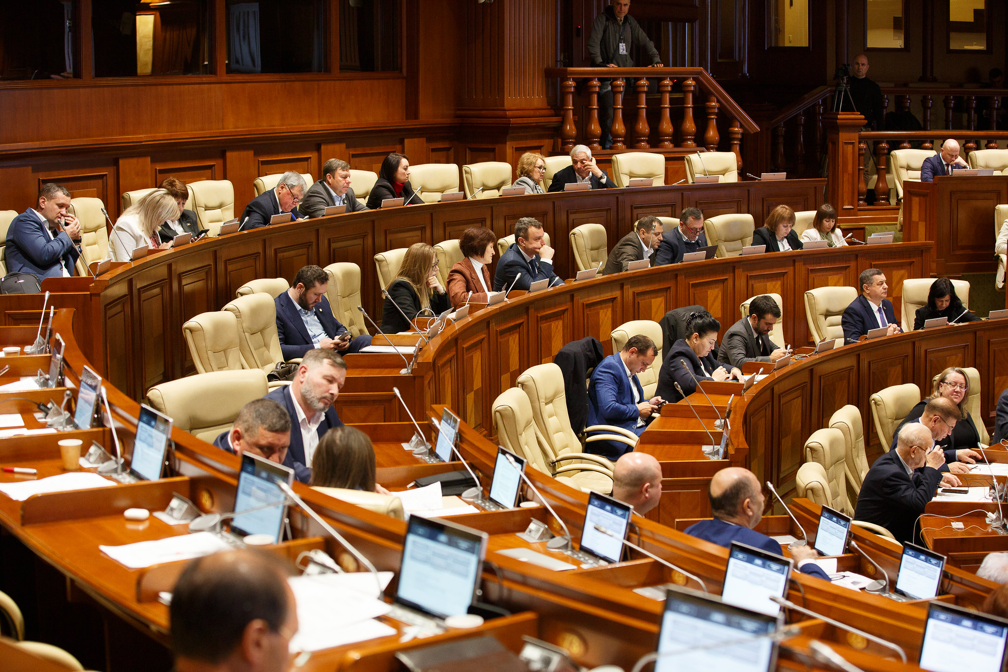 LIVE: Parlamentul examinează propunerea Guvernului de prelungire a stării de urgență – Va fi adoptat în lectură finală și noul Cod Electoral