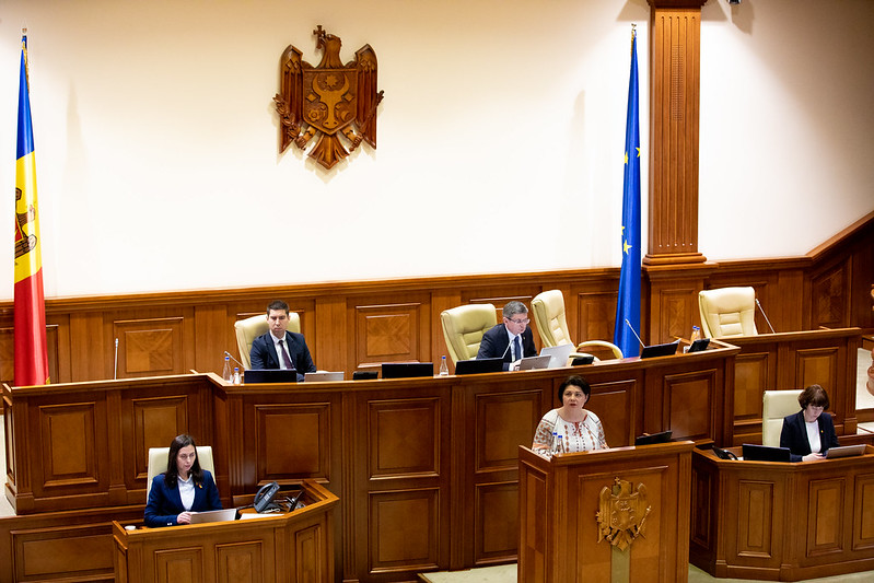 După mai multe replici între opoziție și guvernare, Parlamentul a prelungit starea de urgență în Moldova