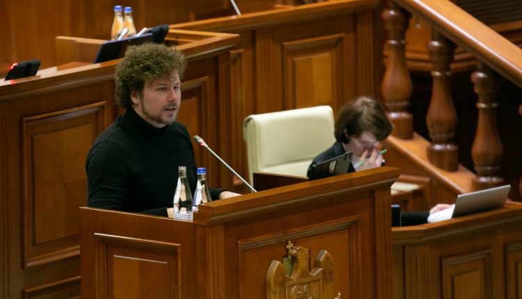Votat în lectură finală: Femeile care vor lucra în perioada concediului de maternitate vor putea beneficia de salariu şi de indemnizație