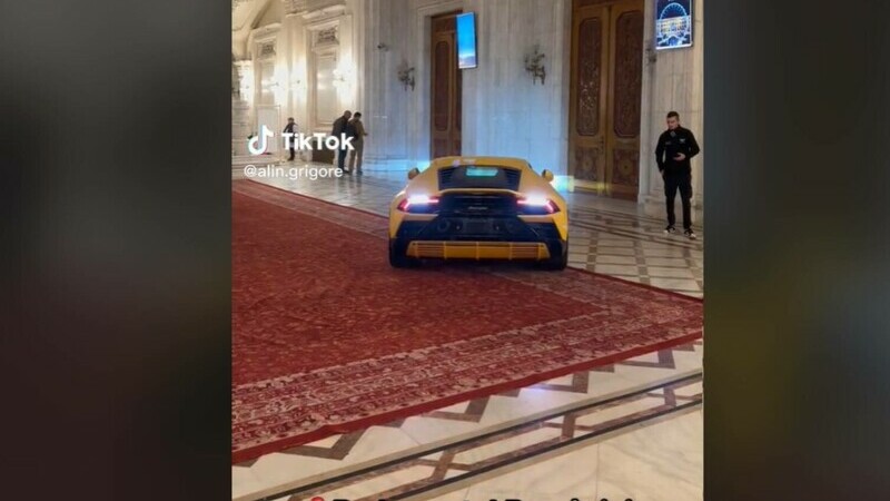 Video viral cu un Lamborghini care circulă pe holurile Parlamentului României: “Trebuia să fie maşina de servici pt parlamentari dacă reuşeam să intrăm în Schengen”