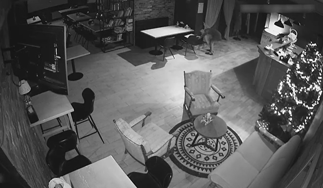 VIDEO//Vezi cum un bărbat fură laptopuri dintr-un oficiu – Toată scena a fost filmată