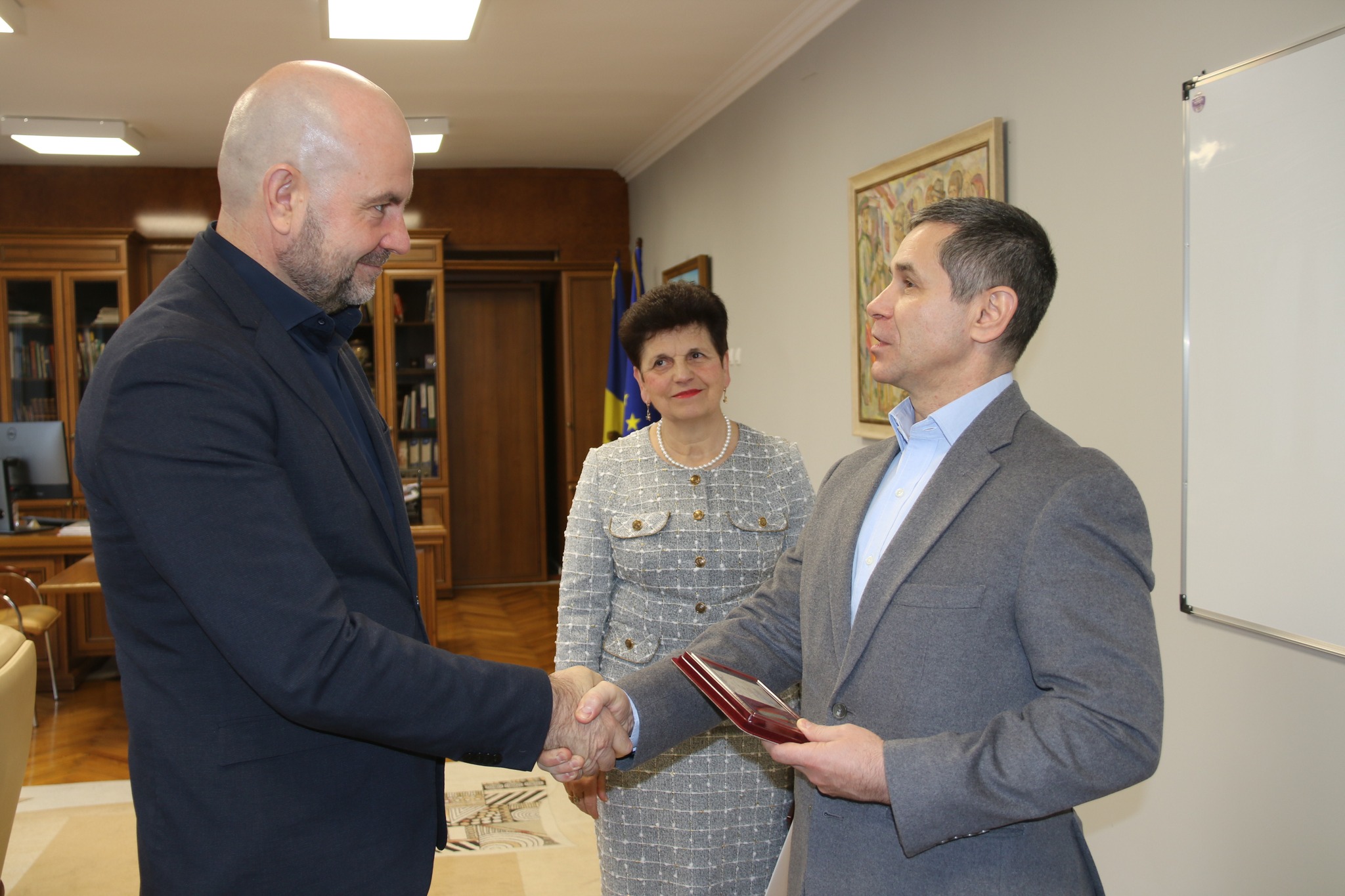 Ministrul Agriculturii, decorat de ministrul Apărării – Iată pentru ce merit