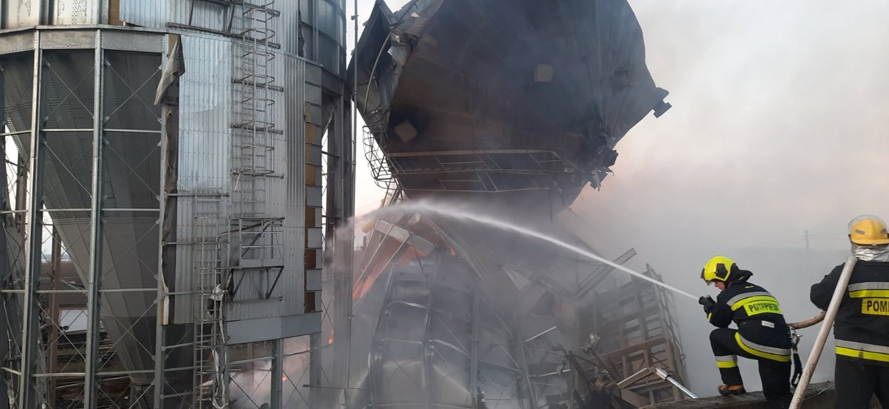Un rezervor de păstrare a cerealelor din portul Giurgiulești a luat foc – Șase autospeciale cu 20 de pompieri continuă să lupte cu flăcările