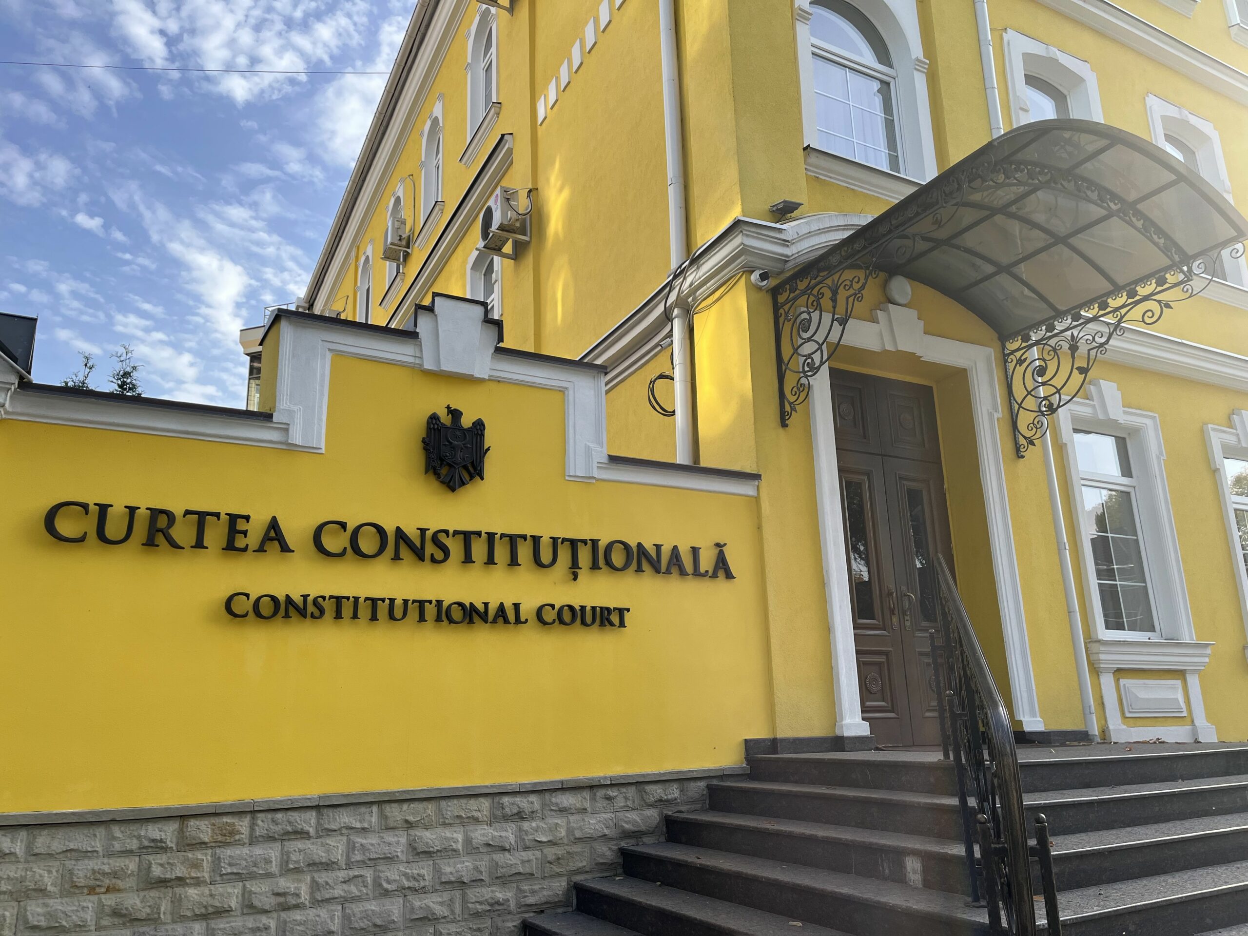 Curtea Constituțională a respins o inițiativă a deputaților din PAS de modificare a Constituției care propunea ca statutul de deputat să fie compatibil cu activități private