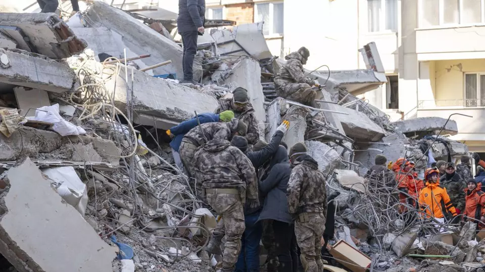 VIDEO: O familie siriană, scoasă după 40 de ore de sub dărâmături – Imagini care fac înconjurul lumii