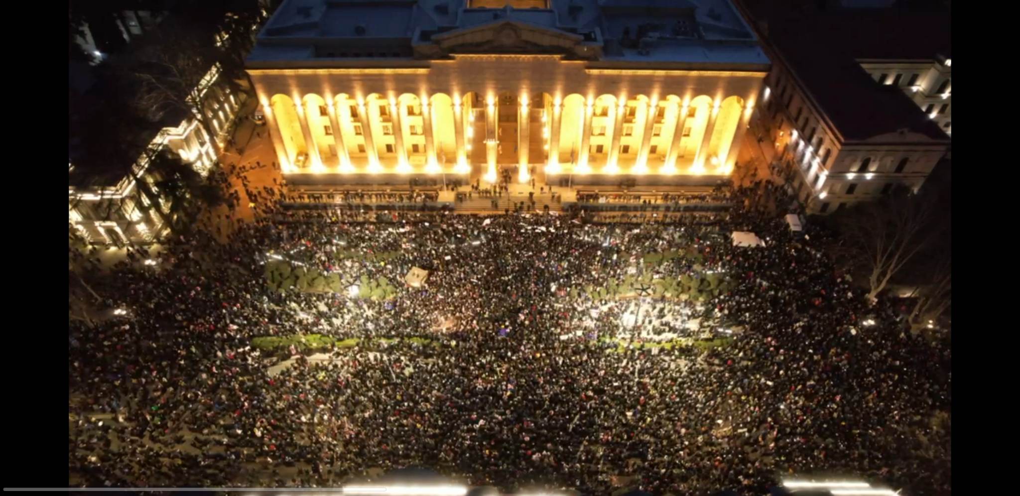 VIDEO: La Tbilisi opoziția georgiană a scos din nou oamenii în stradă în fața Parlamentului.