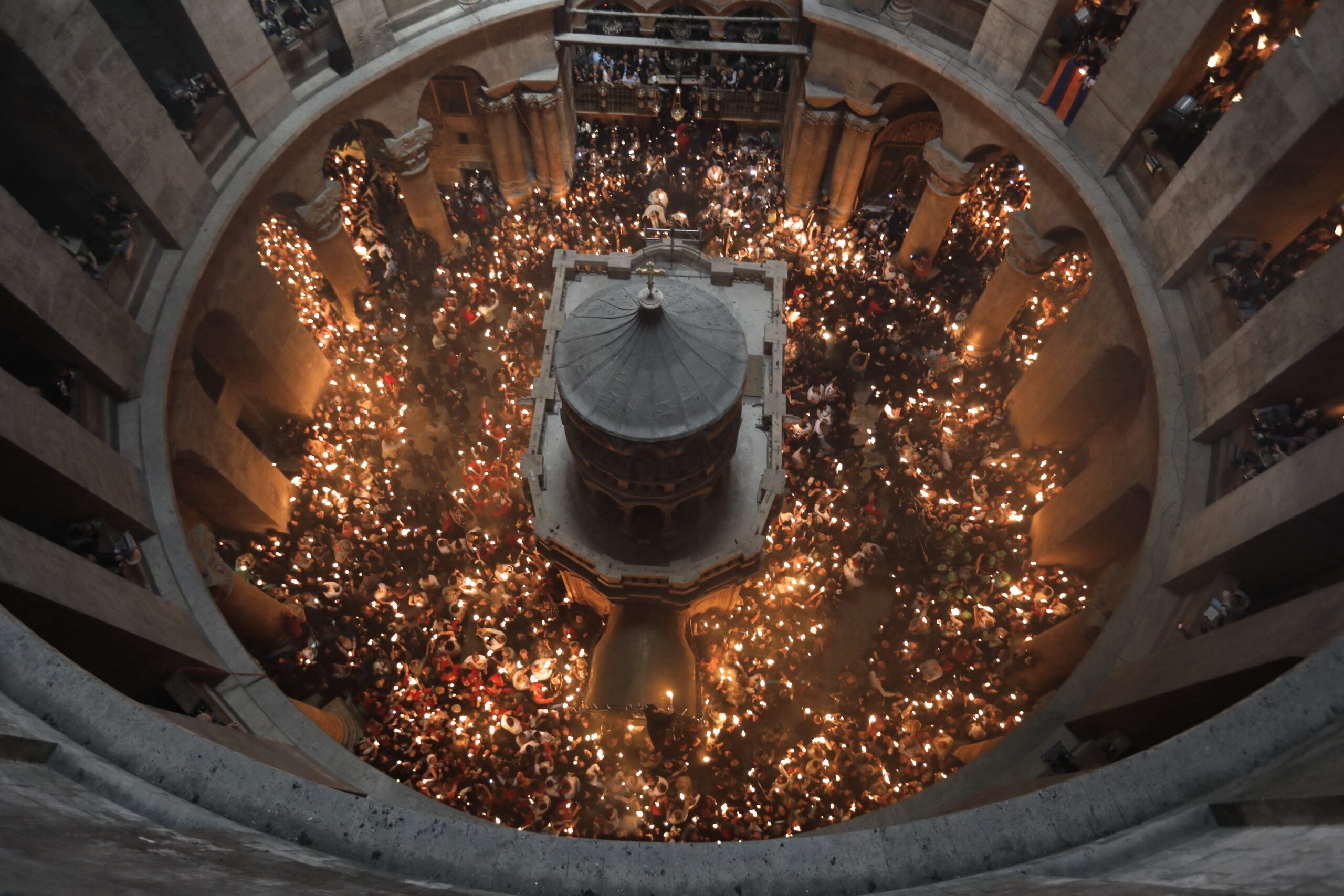 Lumina Sfântă s-a aprins la Biserica Sfântului Mormânt din Ierusalim – În jurul orei 20, Focul Haric ajunge și la Chișinău – Va fi adus de ambele Mitropolii
