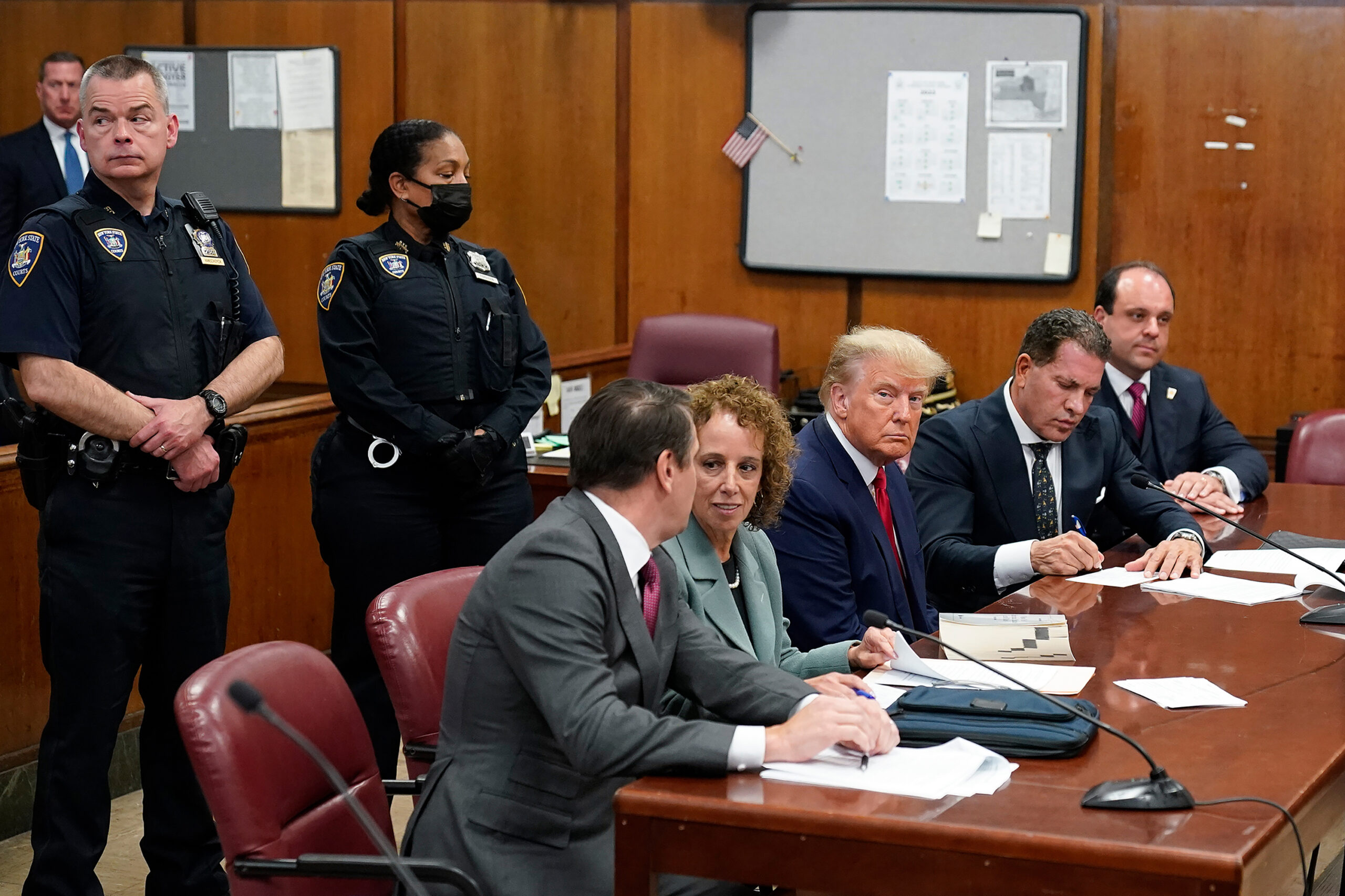 Donald Trump în fața justiției americane: „Wow, mă vor aresta. Totul pare ireal” – Prima imagine a lui Trump în sala de judecată