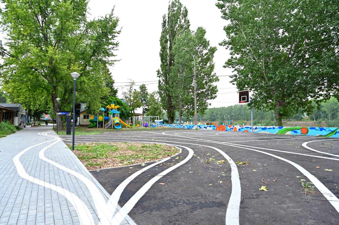 Vești bune pentru cei care vizitează zona de agrement de la Vadul lui Vodă – Faleza de lângă plajă a fost modernizată   