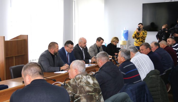 Fermierii reiau discuțiile cu ministrul Agriculturii – Ion Plămădeală – Dacă acceptă propunerile noastre până seară ne putem întoarce acasă