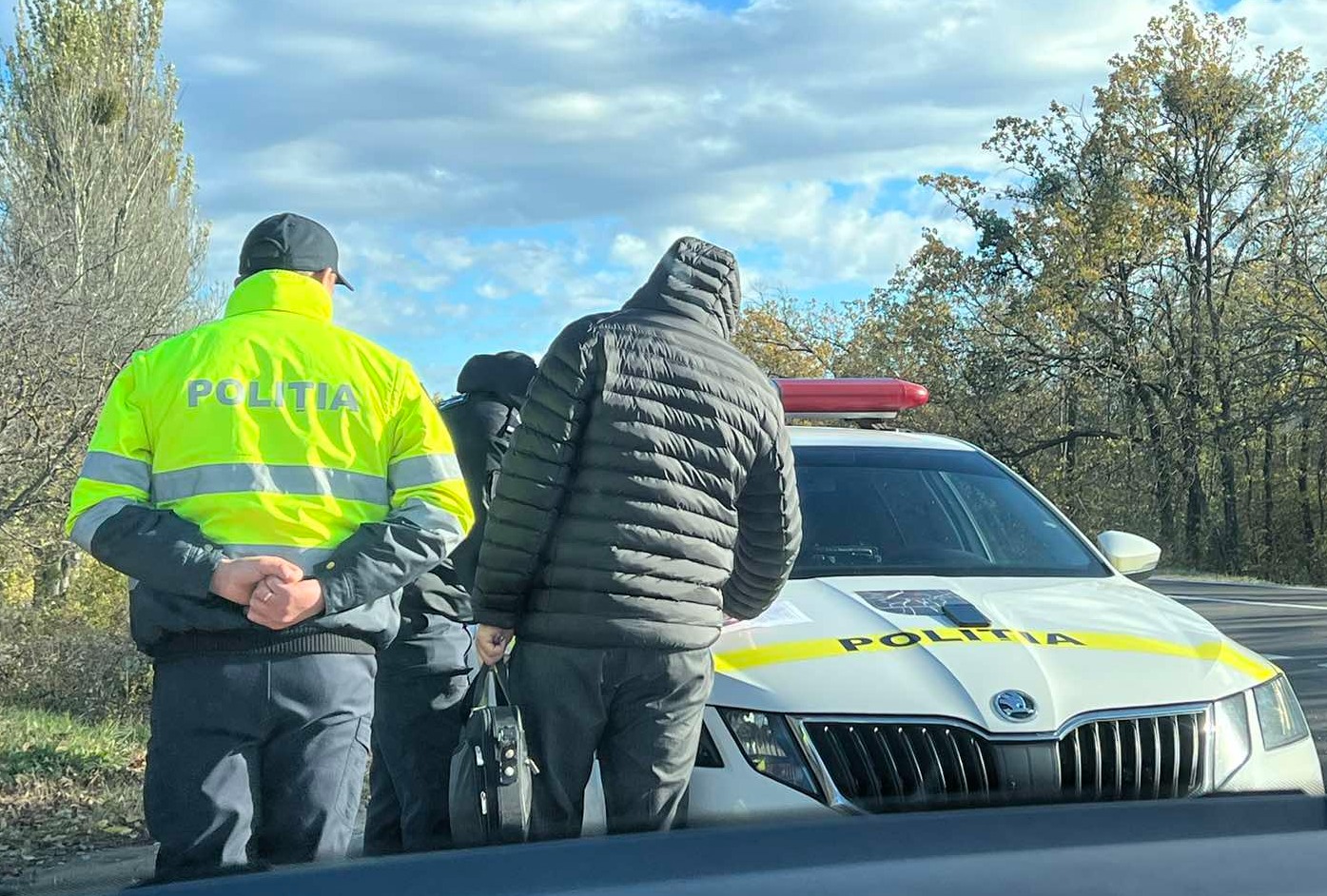 Doi polițiști de patrulare, reținuți pentru luare de mită – Au luat 1500 de euro de la un șofer prins beat la volan