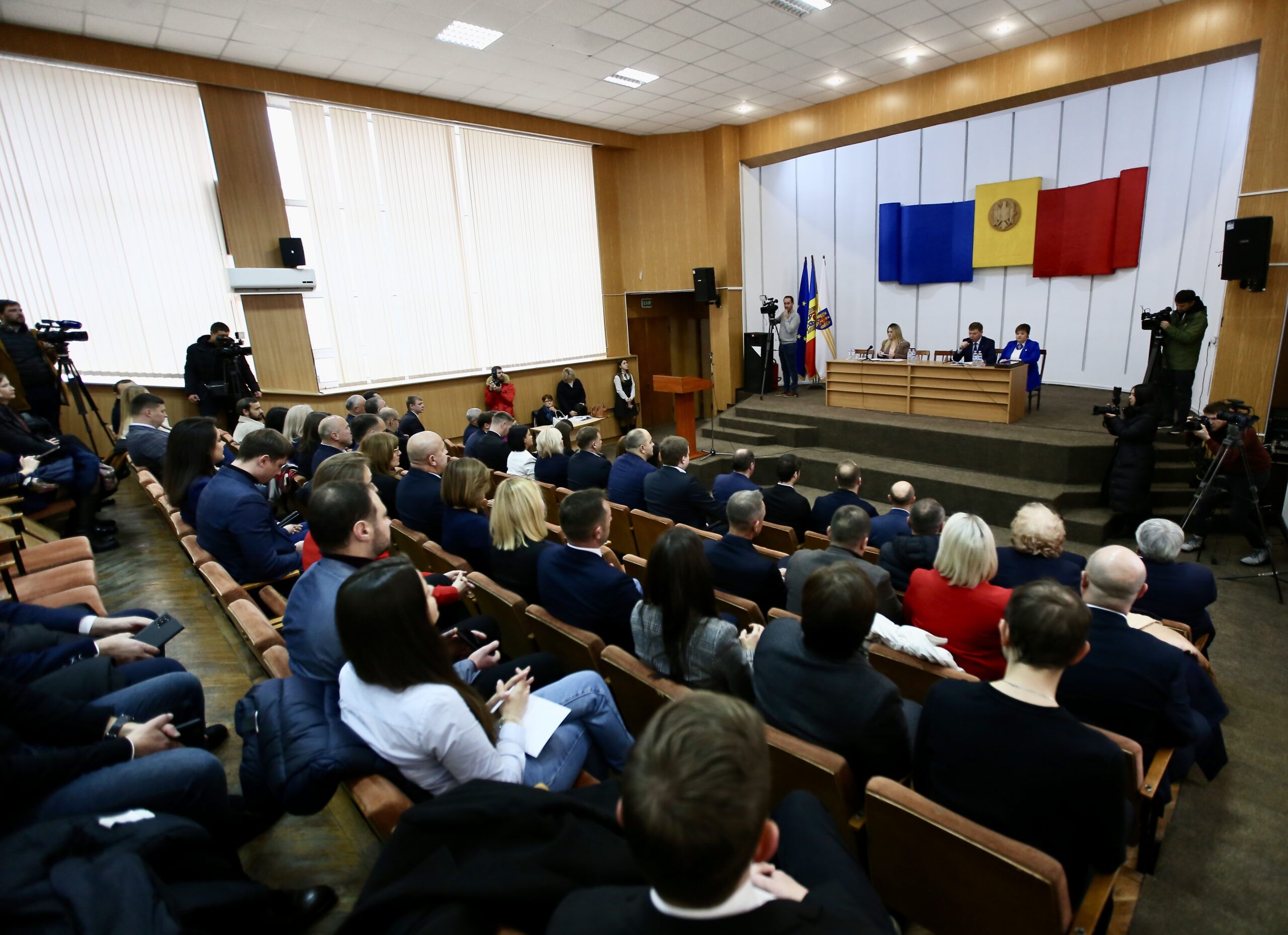 După ce și-au dat replici pe subiectul taxării, consilierii municipali din Chișinău s-au reunit la prima ședință după alegeri