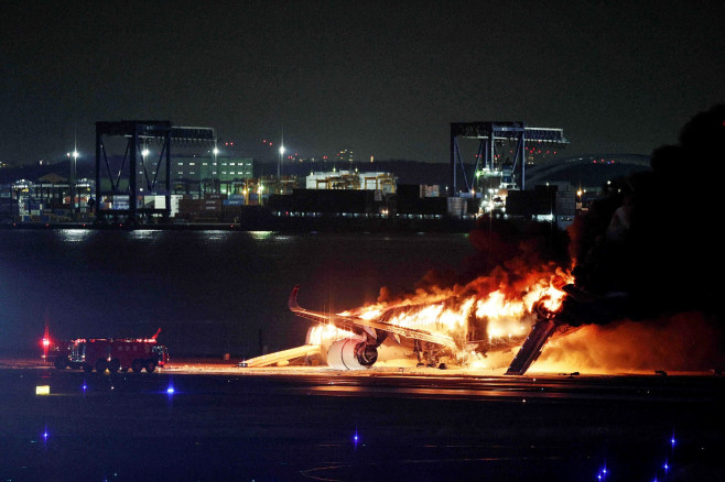 Japonia: După ce a fost zguduită de un cutremur devastator, două avioane s-au ciocnit pe aeroportul din Tokyo: Sunt 5 morți în aeronava Gărzii de Coastă – Toți cei 367 de pasageri din aeronava de linie au fost evacuați