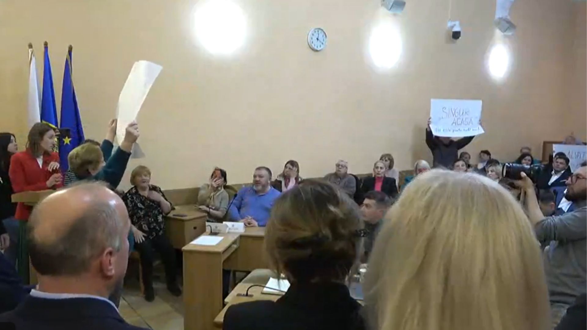 După un scandal monstru și proteste, Consiliul Municipal Chișinău a constituit fracțiunille și comisiile de specialitate