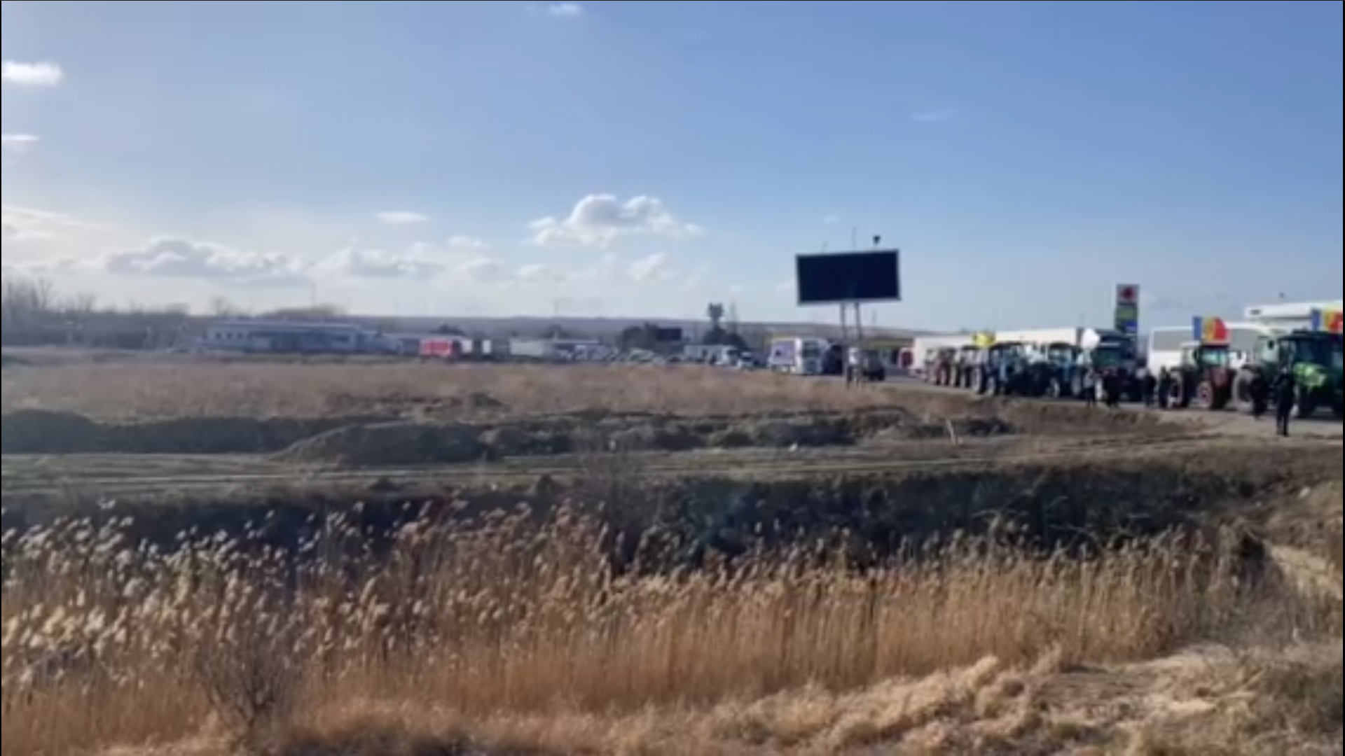 Traseul spre PTF Leușeni-Albița blocat de fermieri  – Poliția încearcă să convingă agricultorii să deblocheze drumul