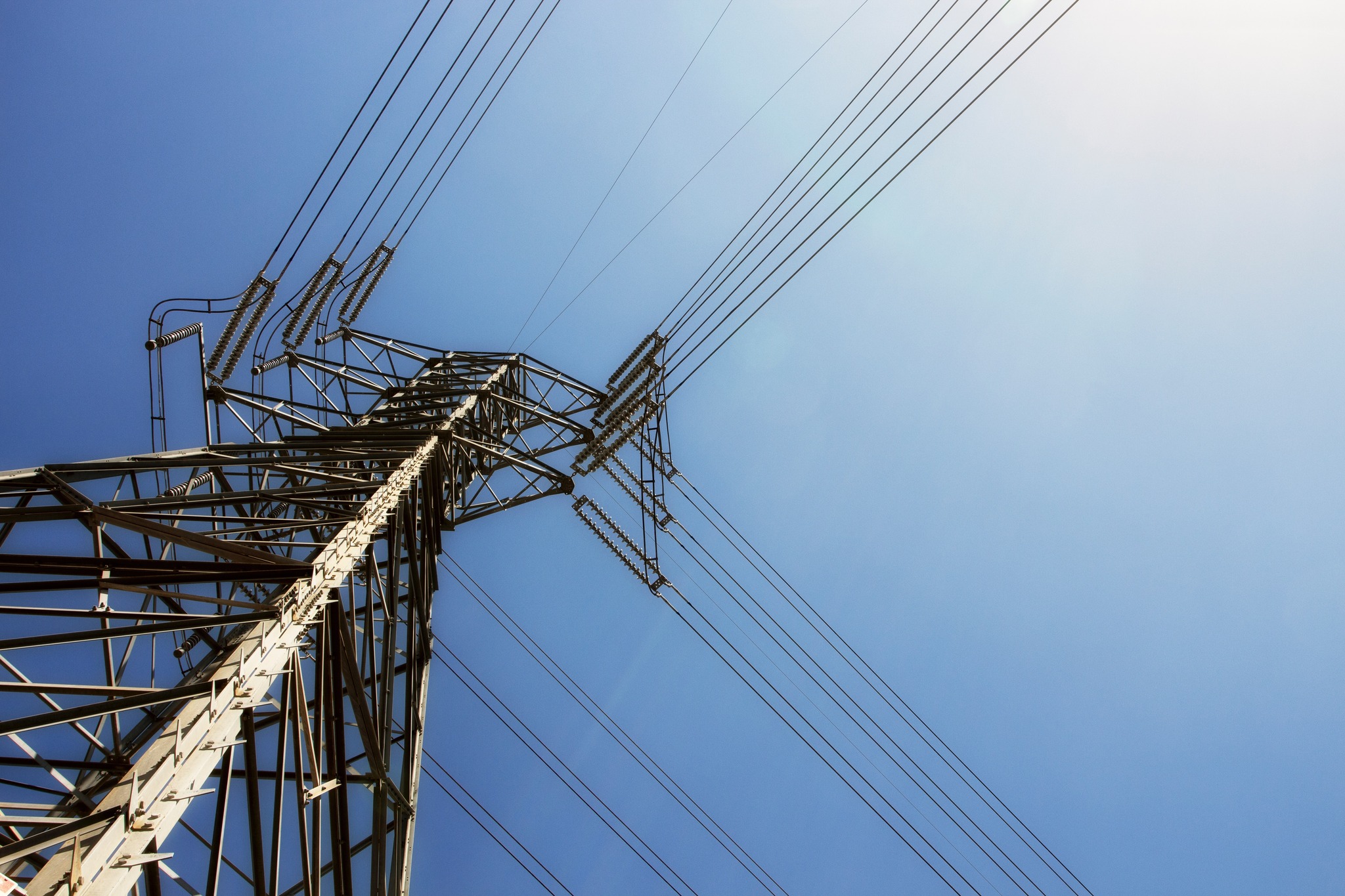 Încă un pas spre stabilirea tarifelor diferențiate pentru consumatorii finali – Filiala bursei române OPEM a obținut licența de operator pe piața de energie electrică din Moldova