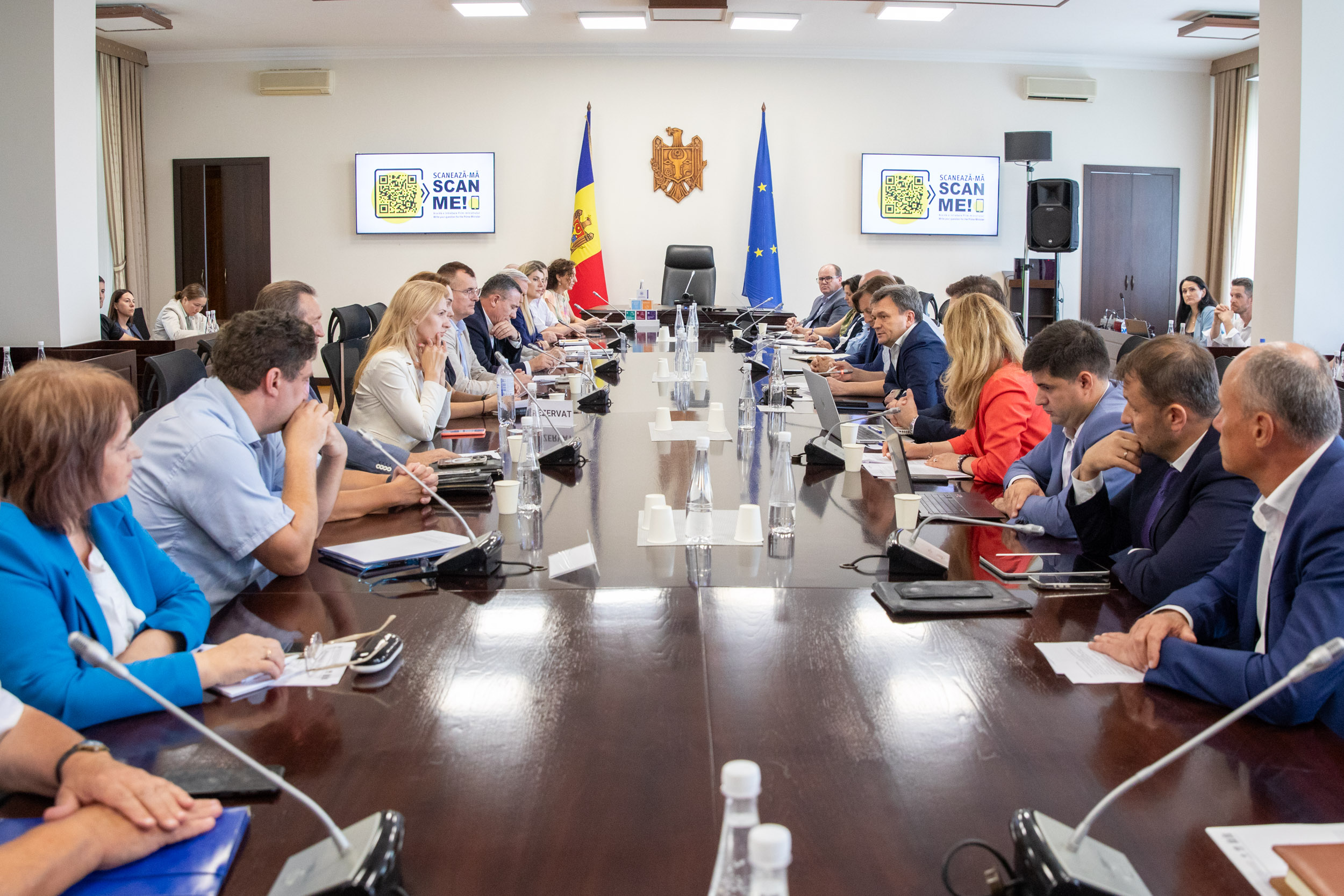 Premierul Recean la discuții cu mediul de afaceri: „Trebuie să depunem un efort mai mare de încurajare a investițiilor și să debirocratizăm procesele”