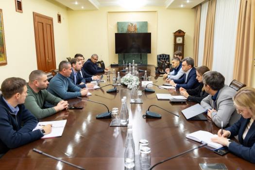 Premierul Recean s-a întâlnit cu producătorii de energie regenerabilă din Moldova – Vrea să afle cu cât vor contribui la suplinirea deficitului de curent