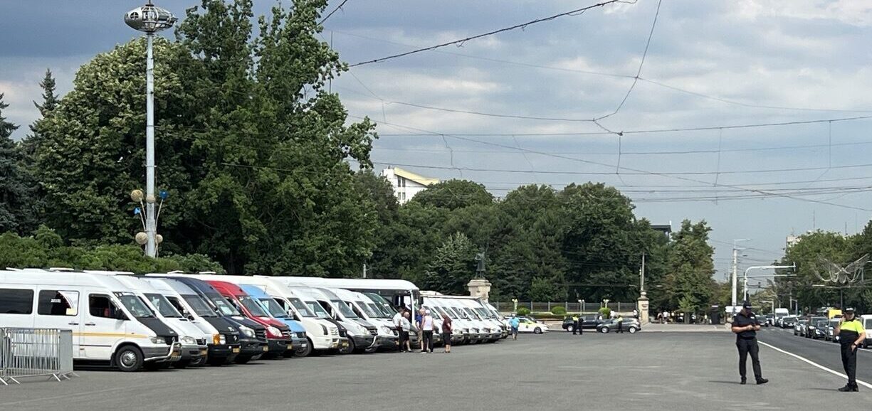 Transportatorii invocă abuzuri ale poliției după protestul din fața Delegației UE și sesizează CNA