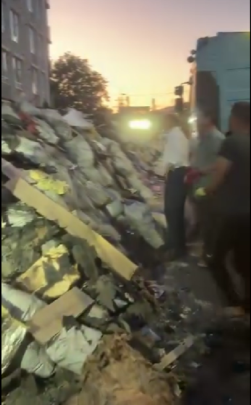 Mormanul de gunoi din clǎdirea mistuitǎ de flǎcǎri de la Durleşti a fost evacuat – Primarul Ion Ceban: „Este important sǎ fim solidari”