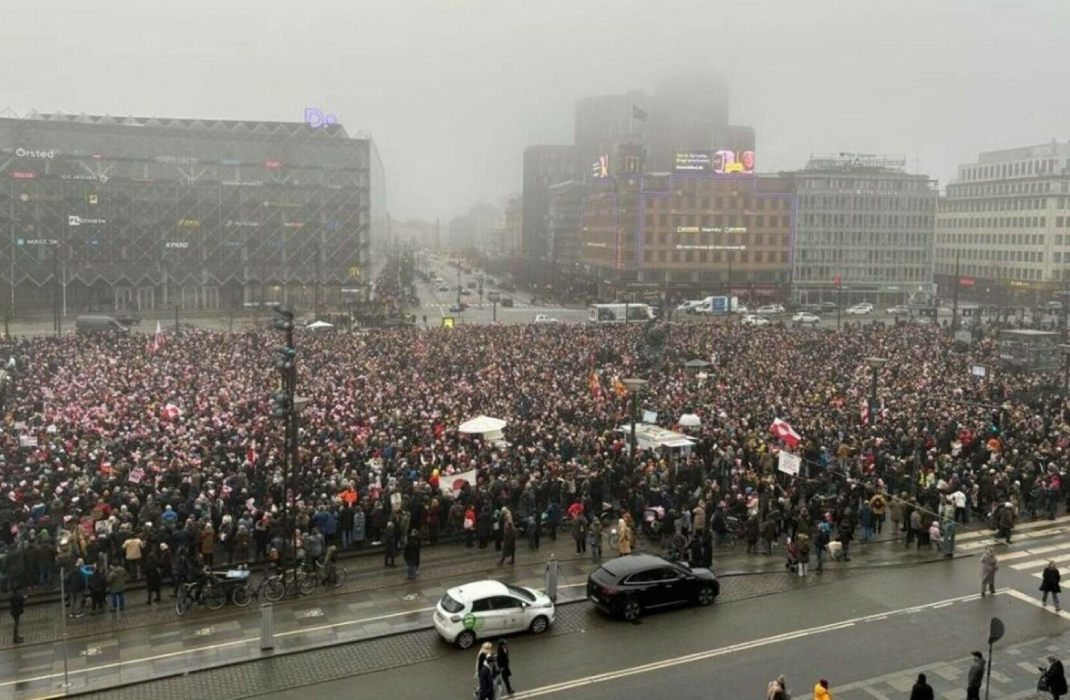 Copenhaga în stradă – Mii de oameni au contestat intențiile lui Trump asupra Groenlandei