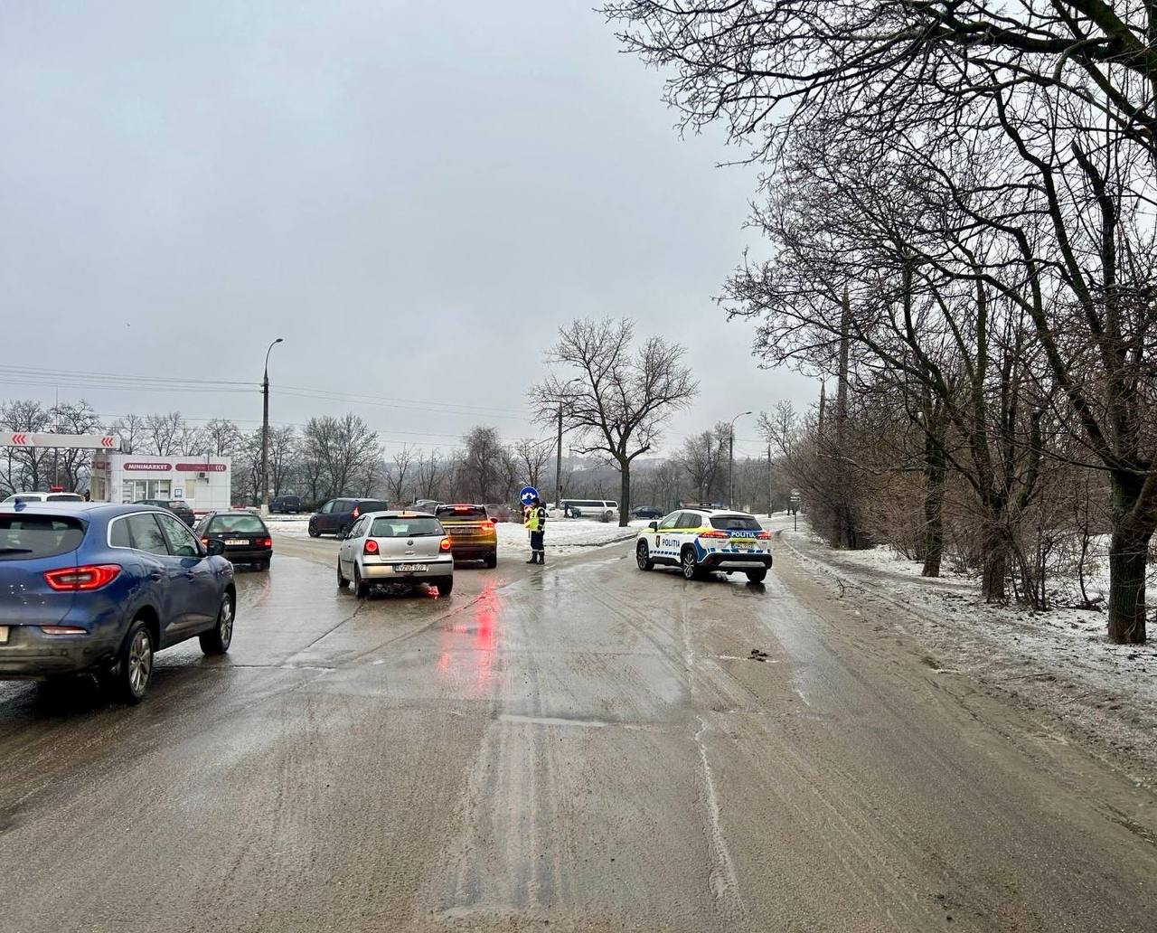 Mai multe șoșele din țară și capitală blocate din cauza poleiului – Autoritățile au convocat o ședință operativă la Centrul Național de Management al Crizelor