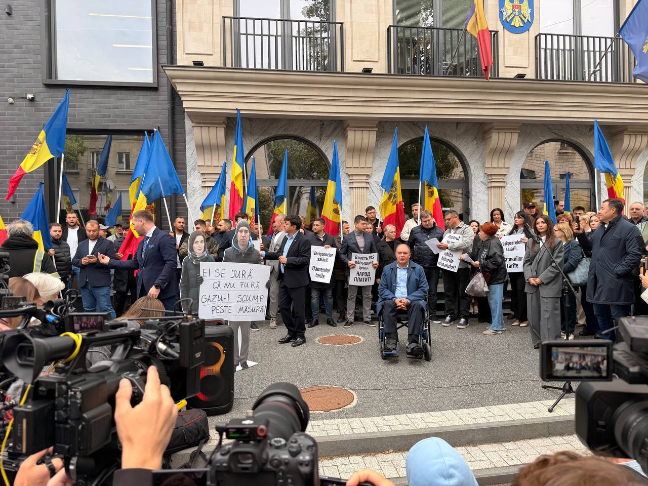 Protest la ANRE după majorarea tarifelor la gaz și căldură – Opoziția cere demisii – Ce spune PAS