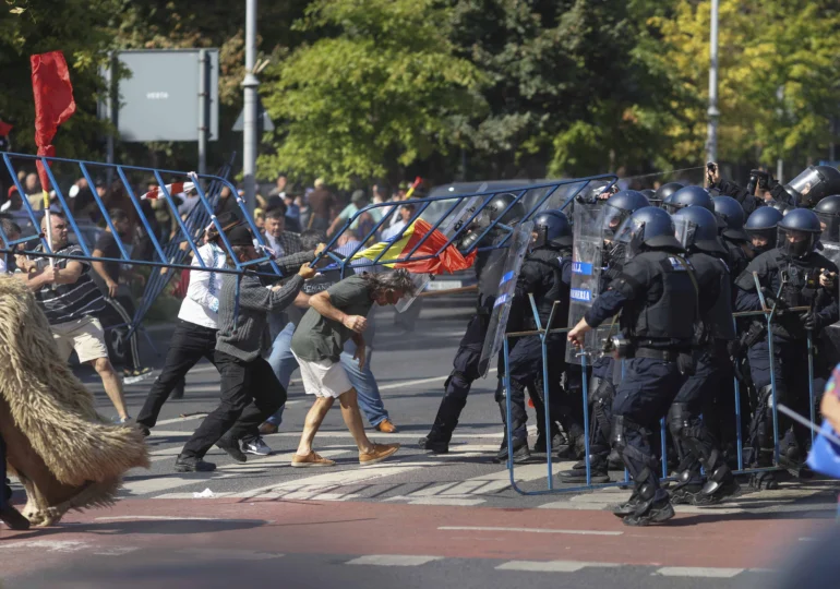 Protestul oierilor a degenerat în haos la București – Bătăi cu jandarmii, gaze lacrimogene și încercarea de a ajunge la Guvern