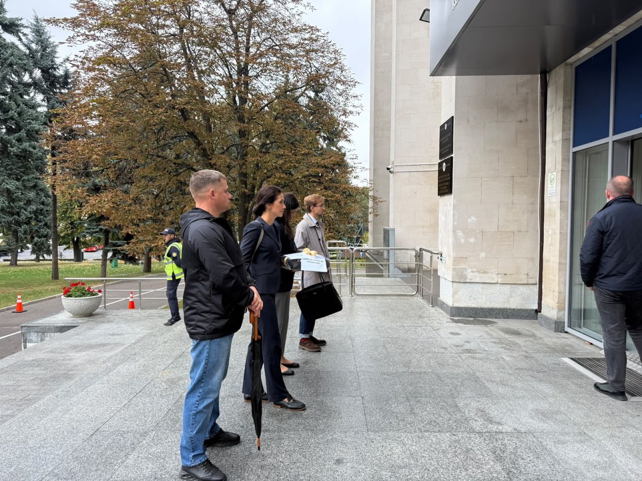 Povestea puloverului la 14 grade a ajuns la Guvern – Stamate le-a adus cadou